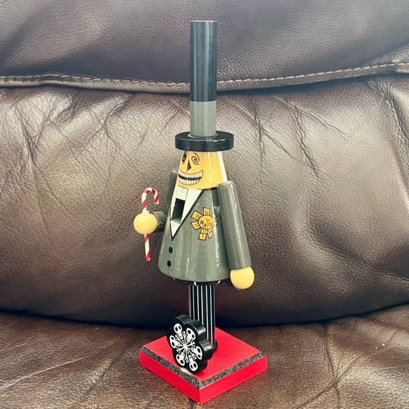 The Mayor with Candy Cane Wooden Nutcracker Disney A Nightmare Before Christmas - Picture 7 of 15